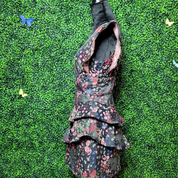 A beautiful Monique Lhuilli Vneck cocktail dress. - Picture 5 of 5